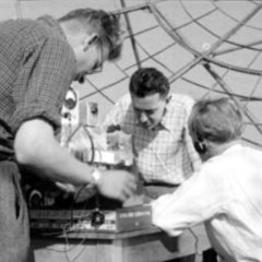 Jak rodziła się radioastronomia w Krakowie My – od lewej Czyżewski, Strzałkowski i de Mezer – uruchamiamy aparaturę